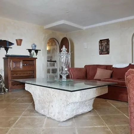 Casa Tradicional Con Bonitas Vistas Y Amplio Jardin